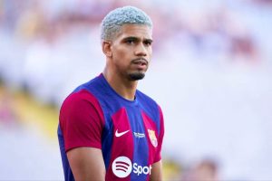 صراع إنجليزي-إيطالي على ضم مدافع برشلونة رونالد أراوخو